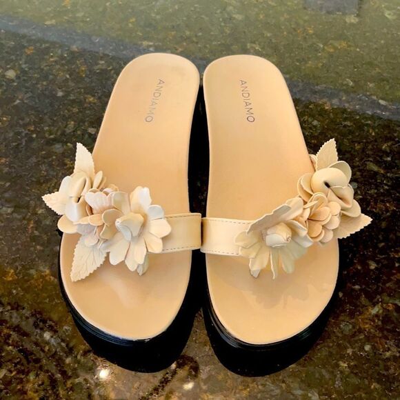 Andiamo Shoes - Andiamo Sz 8 Floral *Camellia* Style Appliqué Sandals EUC